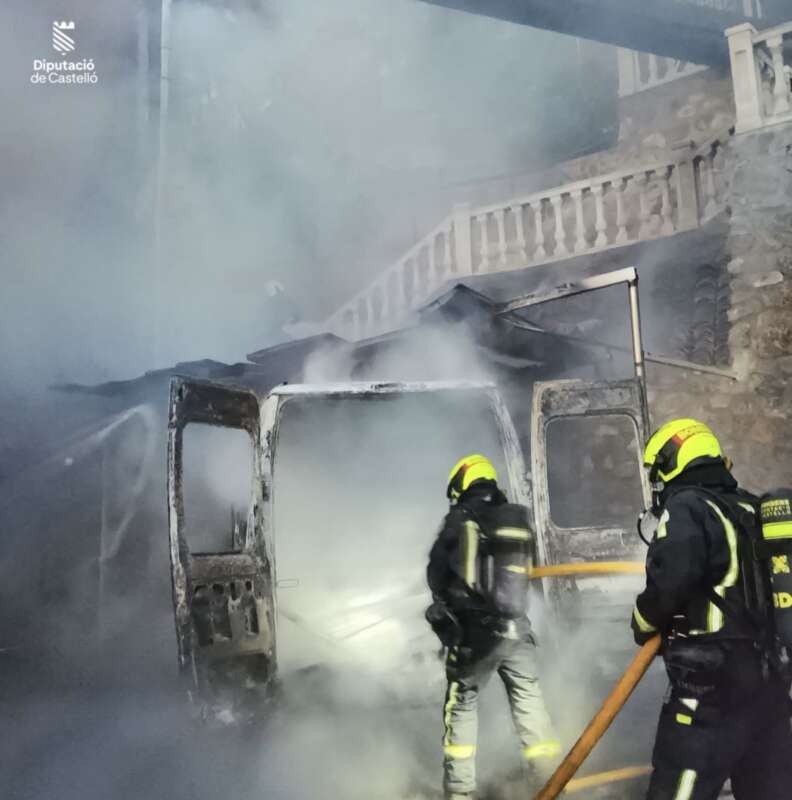 Arde un furgón estacionado junto a una vivienda en La Vall d’Uixó