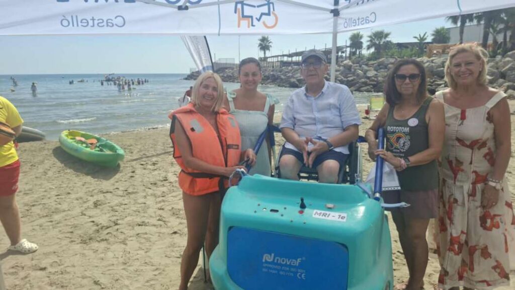 Castellón reúne a más de 100 personas en una jornada de deporte acuático adaptado