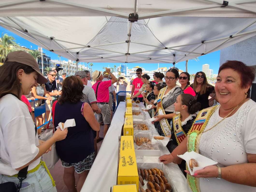 Peñíscola endulza sus fiestas con 2.000 'pastissets' para los turistas