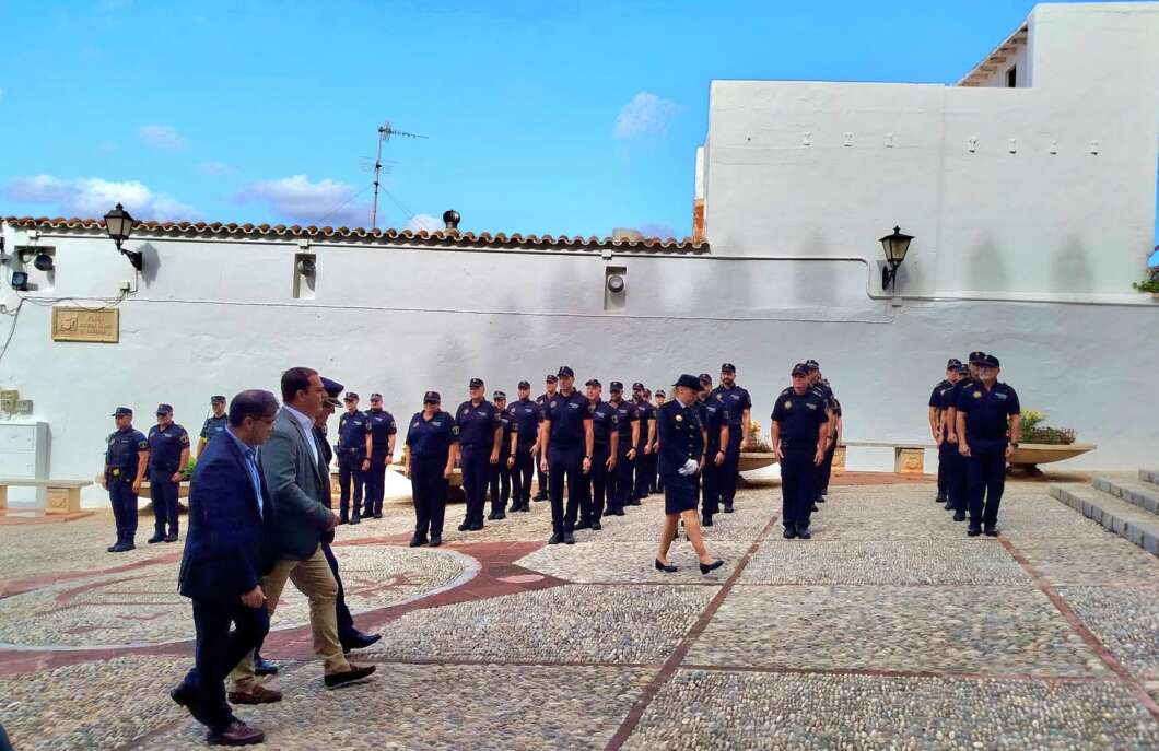 Peñíscola homenajea a su Policía Local por San Miguel