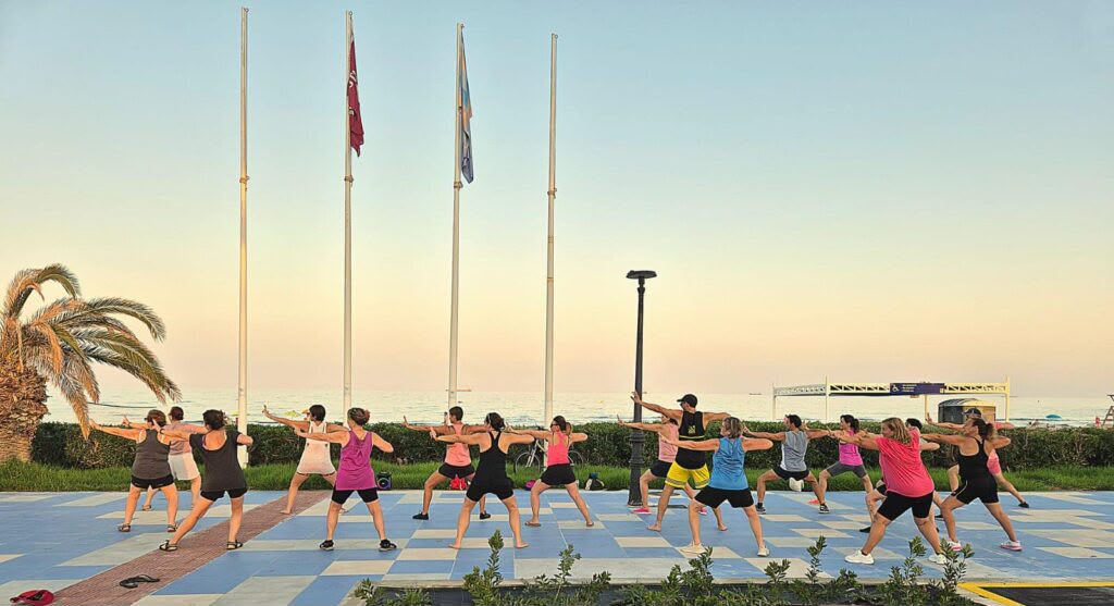 La Playa del Serradal alarga su verano con actividades de bienestar