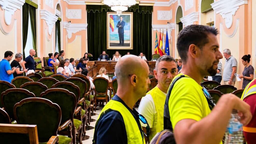 Policias y Bomberos protestan en el pleno 