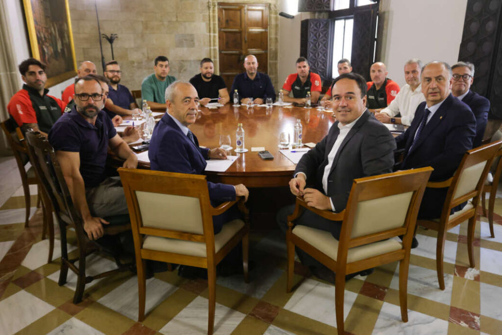 President de la Generalitat con bomberos forestales