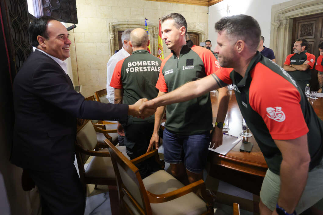 President de la Generalitat con bomberos forestales