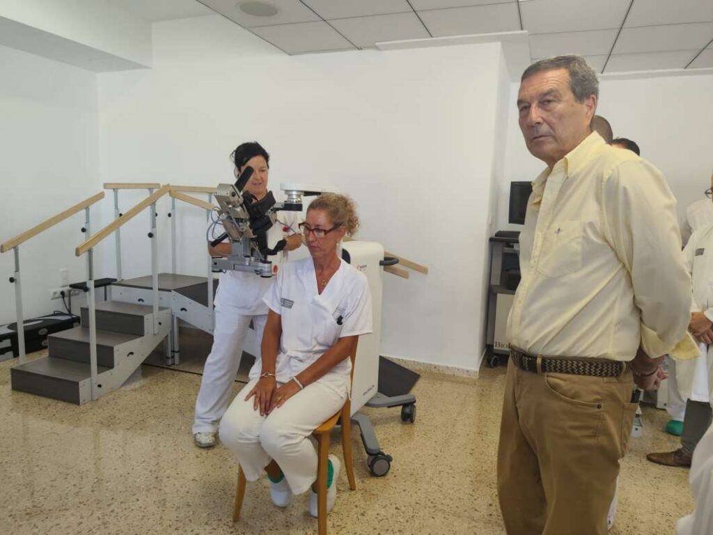 Nuevo robot para rehabilitación en el Hospital General con el conseller de Sanidad
