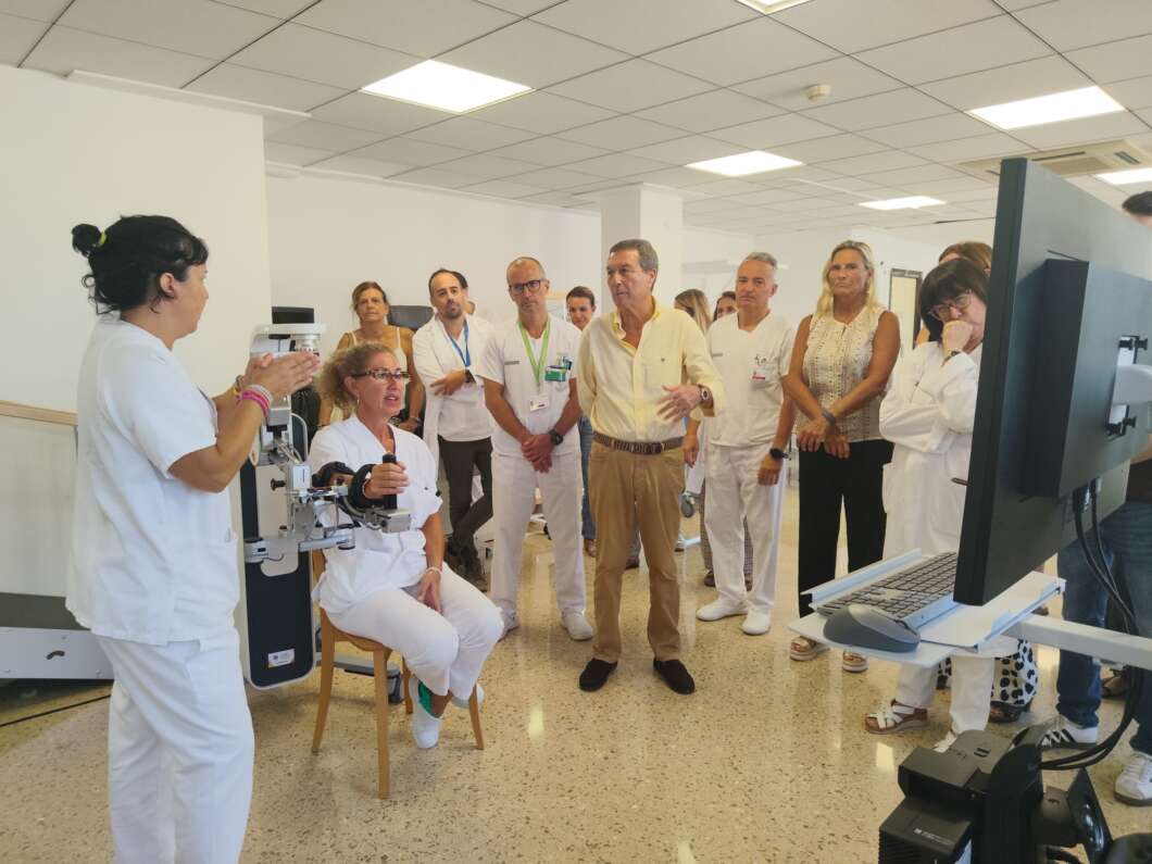 Nuevo robot para rehabilitación en el Hospital General con el conseller de Sanidad