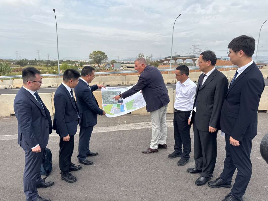 Una delegación de Yiwu se interesa por invertir en Logistics