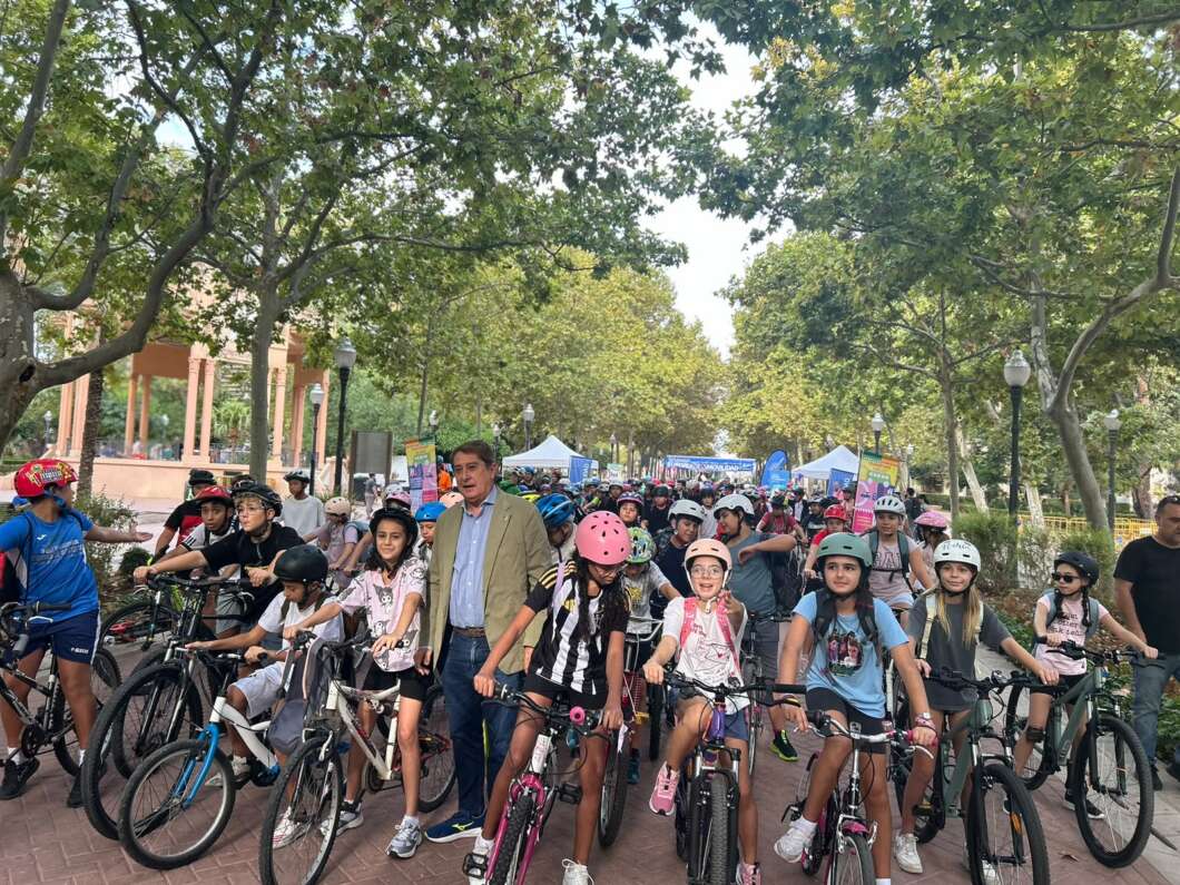 300 escolares pedalean por Castellón por una movilidad sostenible