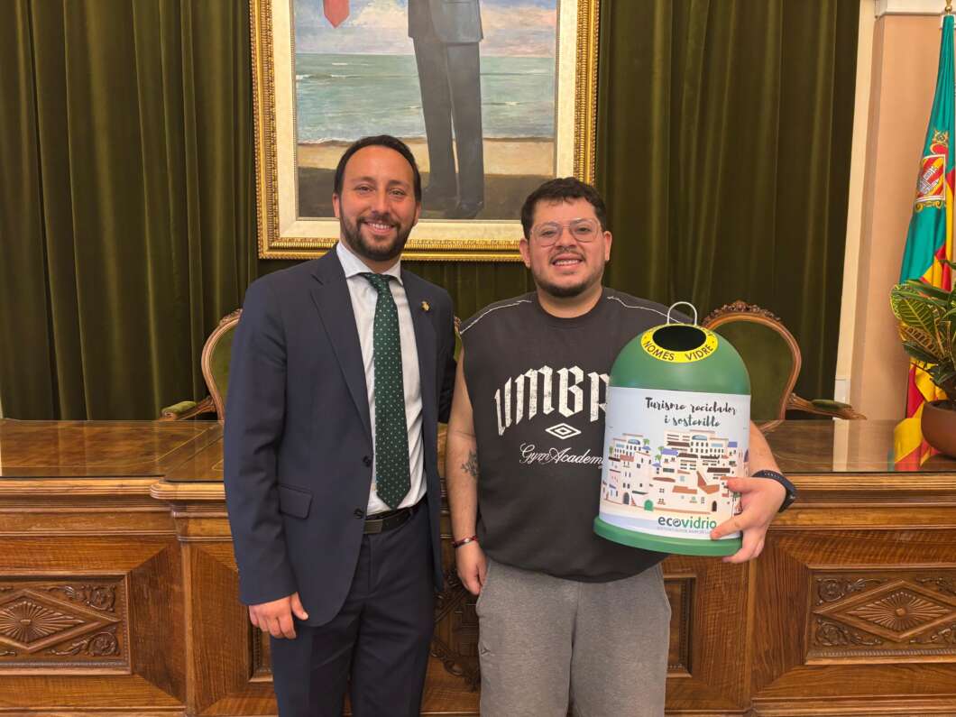 Castellón entrega el premio del sorteo de Banderas Verdes a Marion Severino y Dylan Montaño