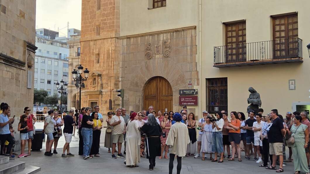 Castellón llena su primera visita teatralizada por el 775 aniversario