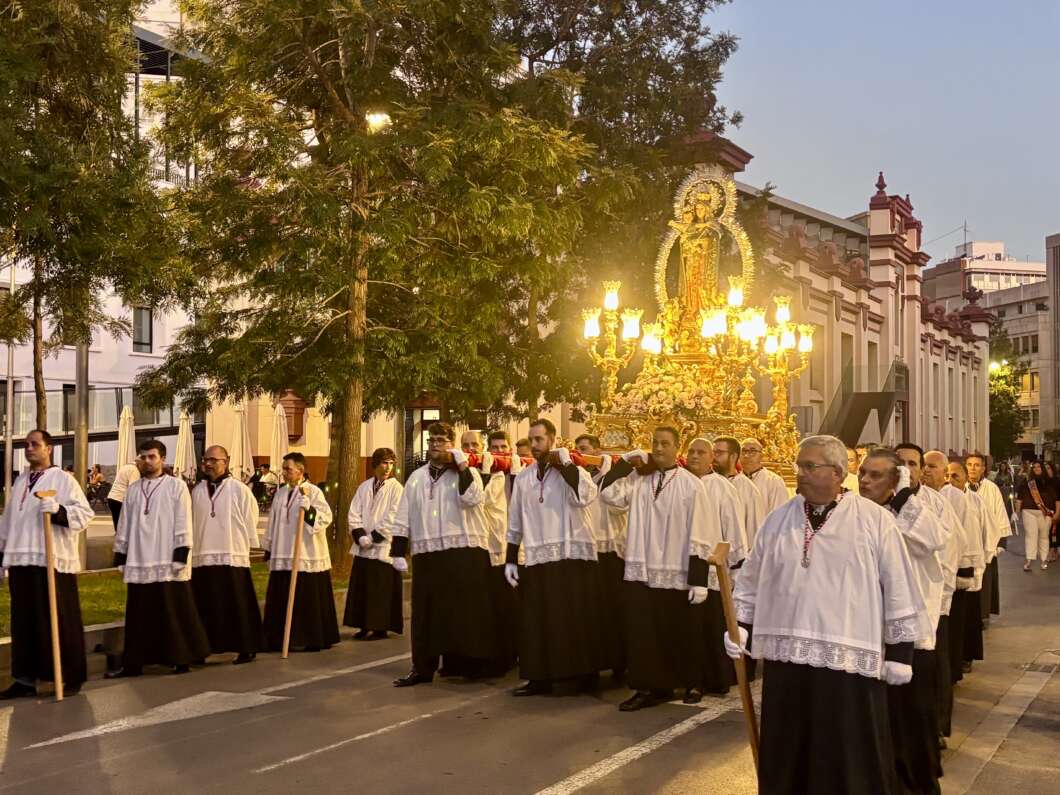 Almassora trasllada la Mare de Déu del Roser al Calvari