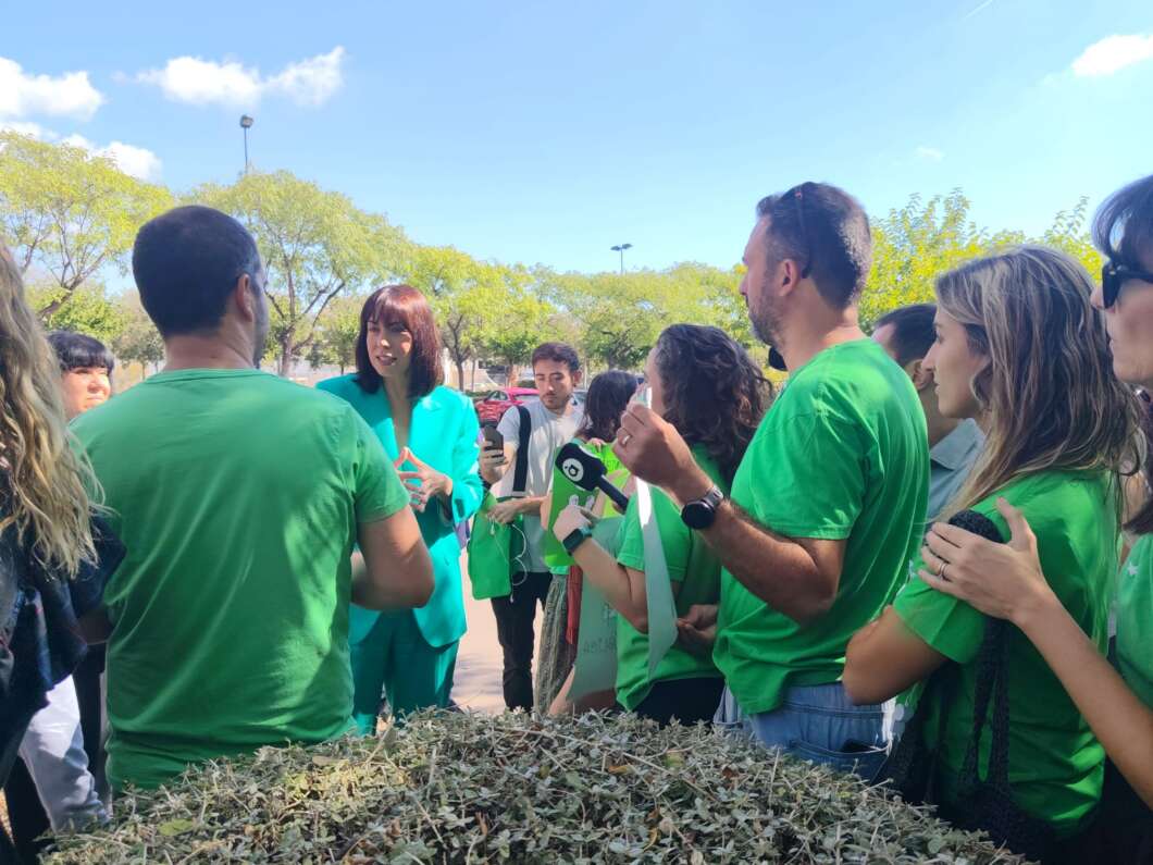 UJI la ministra Diana Morant con docentes de educación pública protestando