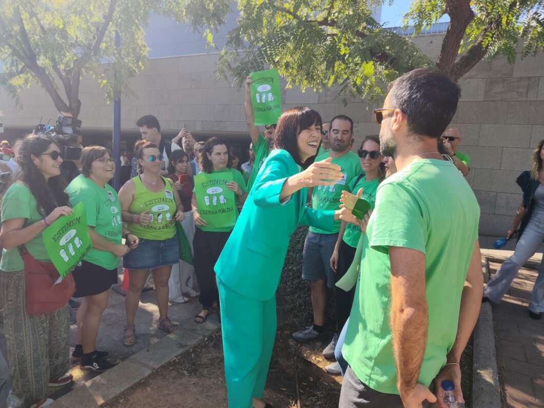 UJI la ministra Diana Morant con docentes de educación pública protestando