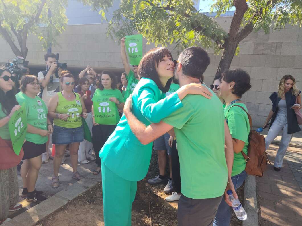 UJI la ministra Diana Morant con docentes de educación pública protestando