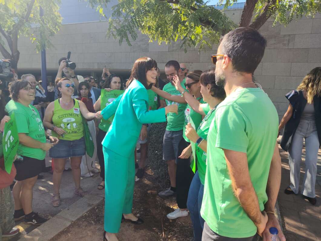 UJI la ministra Diana Morant con docentes de educación pública protestando