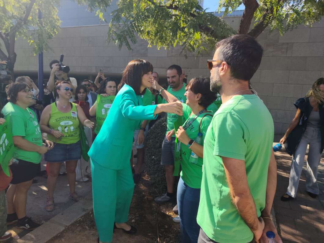 UJI la ministra Diana Morant con docentes de educación pública protestando