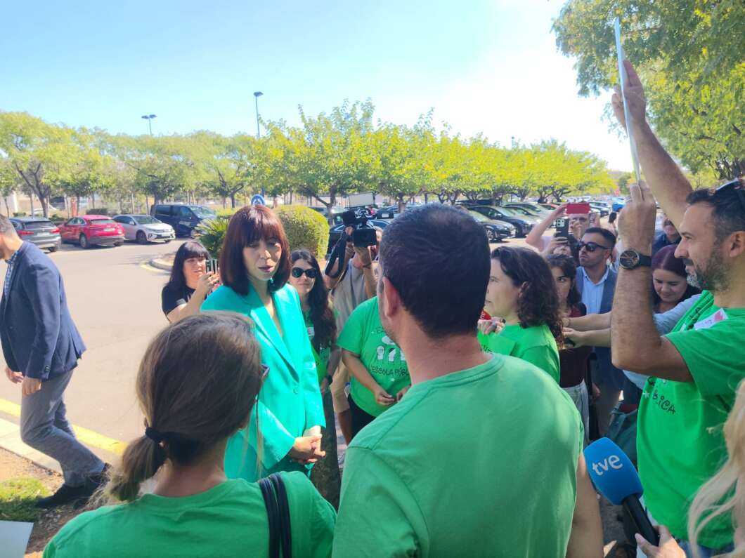 UJI la ministra Diana Morant con docentes de educación pública protestando