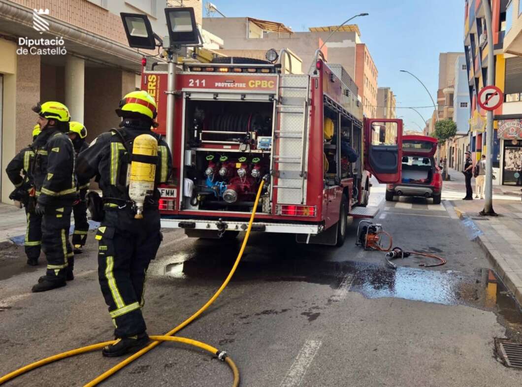 Els bombers intervenen en un incendi en un baix de Vila-real