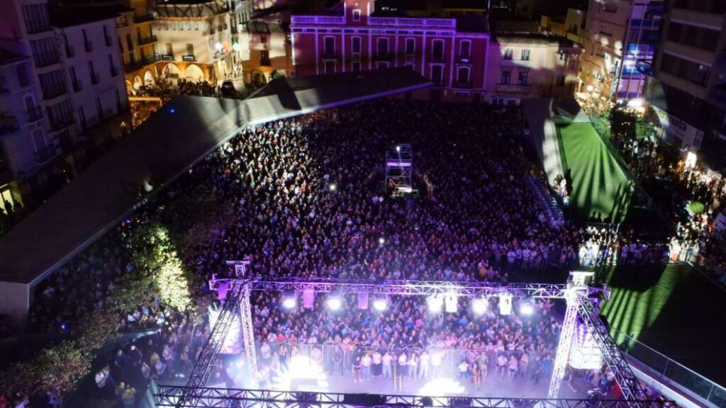 David Bustamante conquista Vila-real amb una plaça Major abarrotada