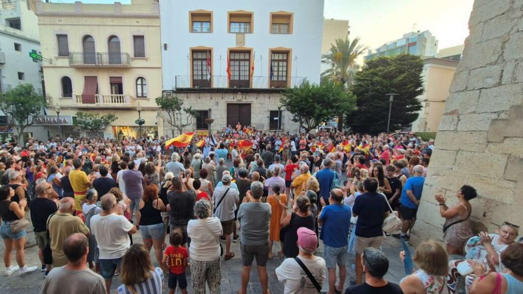 Vinaròs se concentra en apoyo a Ceuta