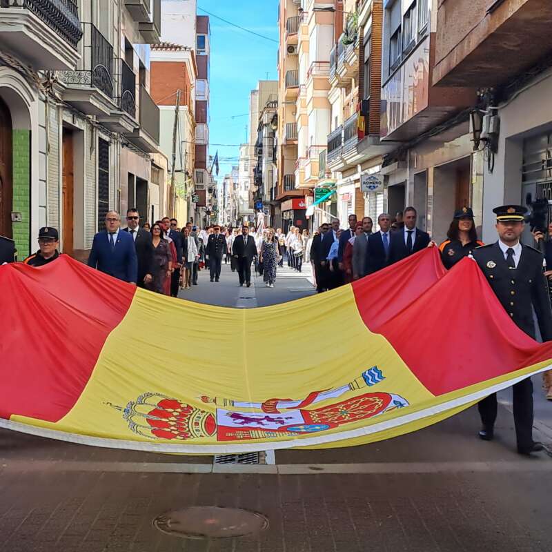 Nules iza la bandera de España y homenajea a las fuerzas de seguridad