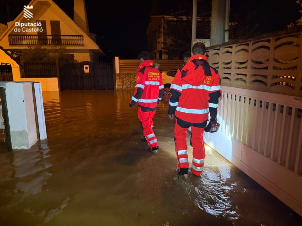 La alerta roja deja una noche de lluvias intensas, calles anegadas y 41 incidencias