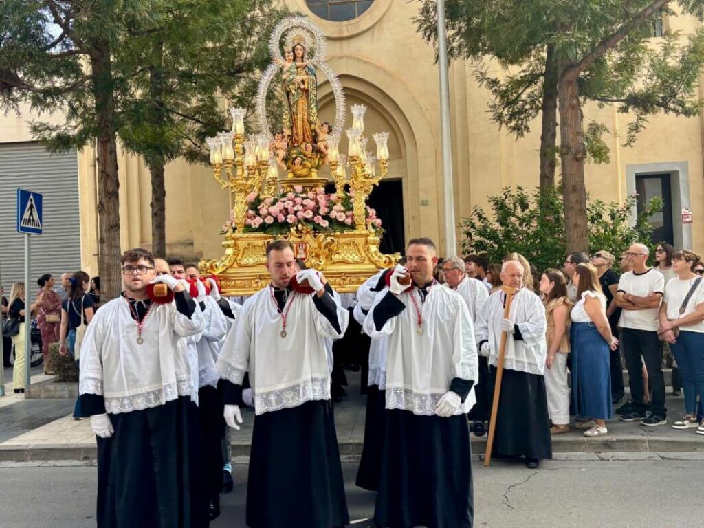 Almassora es bolca amb la Mare de Déu del Roser en el dia gran de les festes