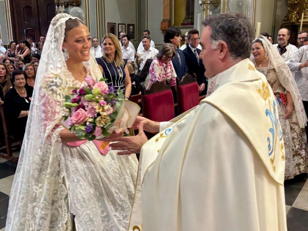 Almassora es bolca amb la Mare de Déu del Roser en el dia gran de les festes