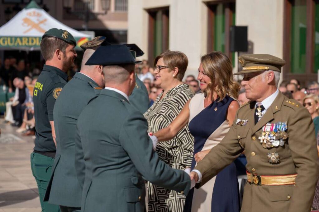 Un desfile militar recorre el centro de Castellón por el Día de la Hispanidad