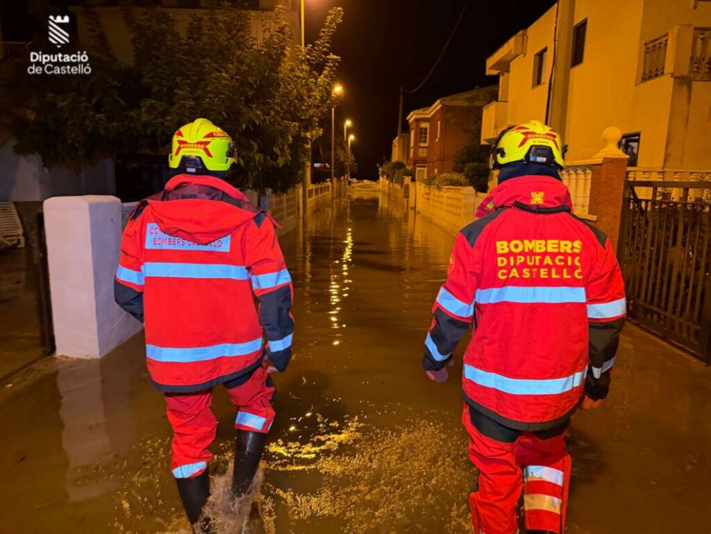 La alerta roja deja una noche de lluvias intensas, calles anegadas y 41 incidencias