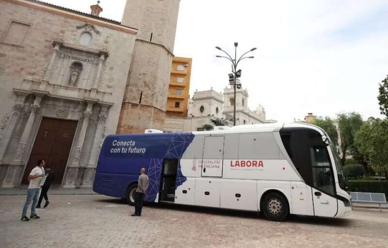 El Bus Labora assessora 60 persones a Burriana per a facilitar l’accés a l’ocupació