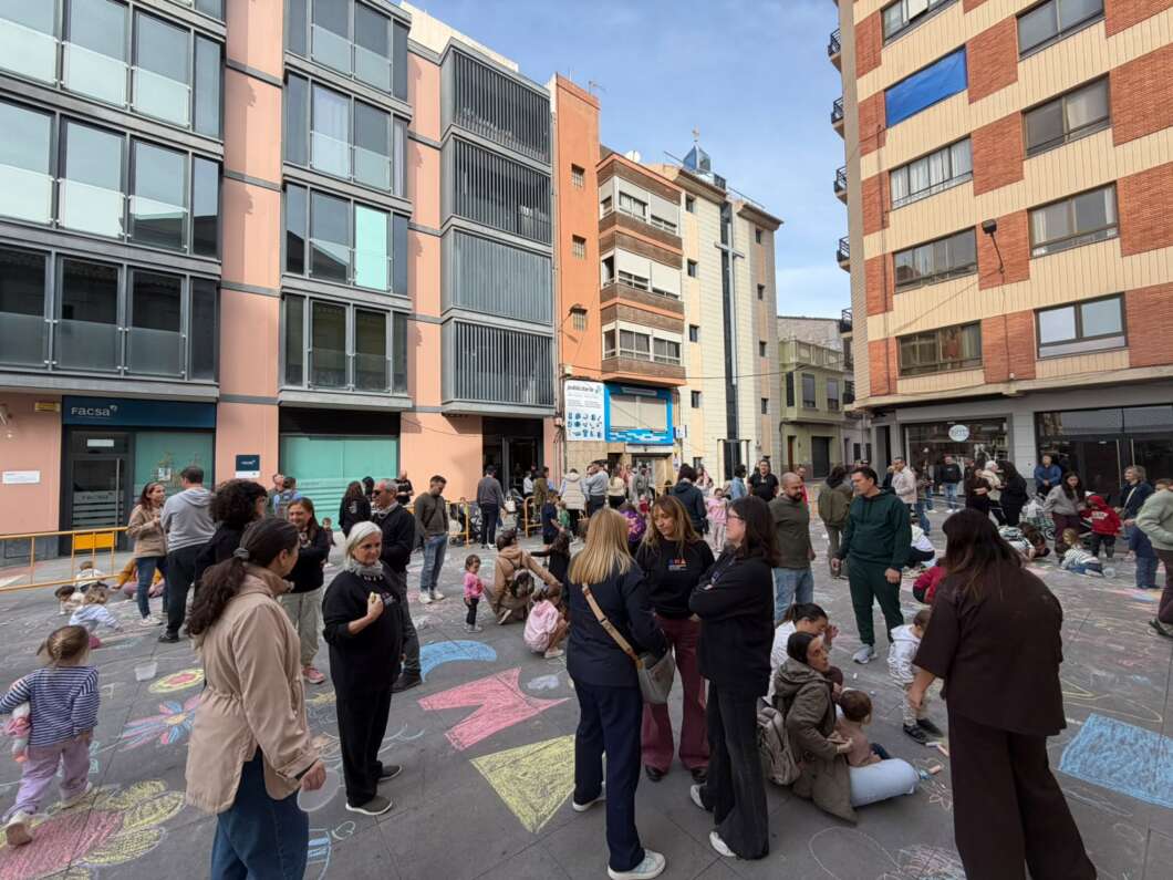 Més de 300 persones omplin de color la plaça de la Mercé de Burriana