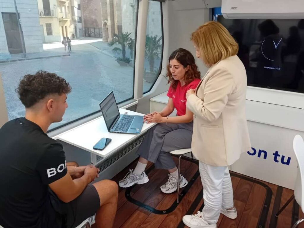 El Bus Labora assessora 60 persones a Burriana per a facilitar l’accés a l’ocupació