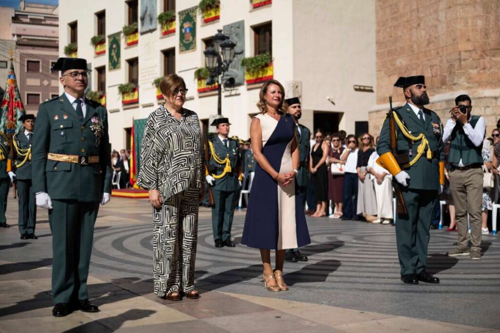 Un desfile militar recorre el centro de Castellón por el Día de la Hispanidad