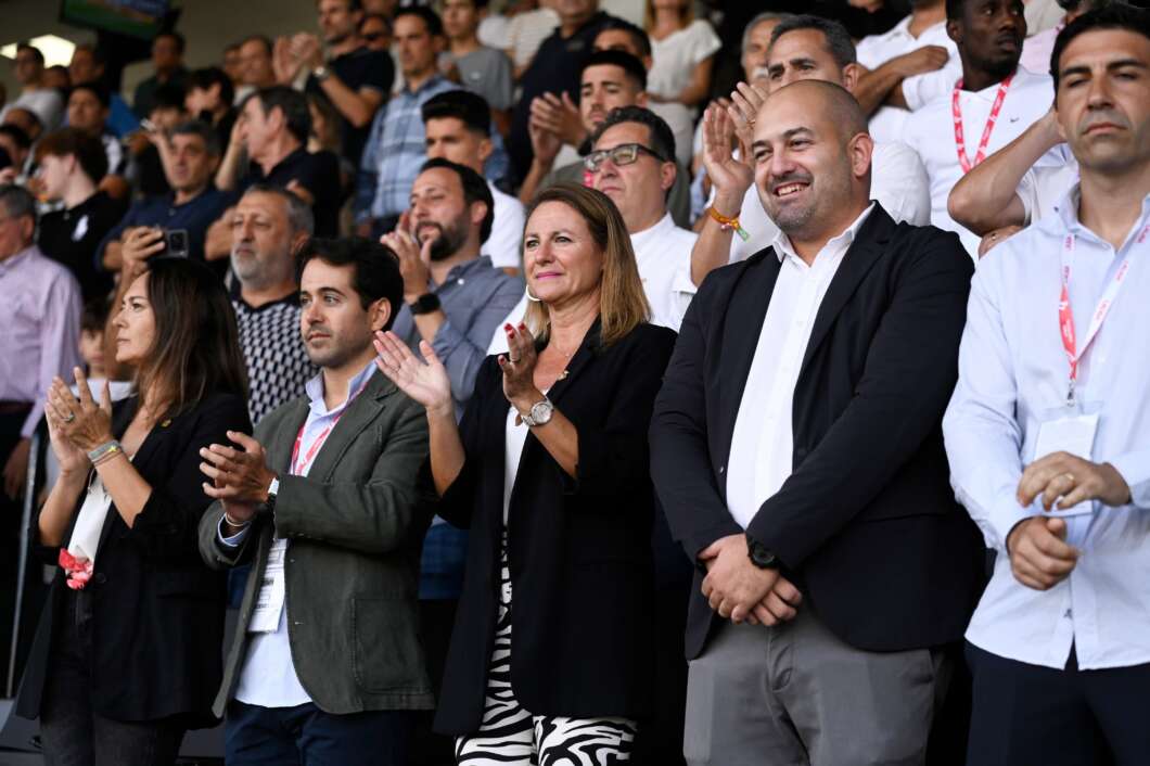 Las aficiones del CD Castellón y la AD Ceuta comparten una jornada de apoyo al pueblo ceutí con pancartas, banderas y mensajes de solidaridad