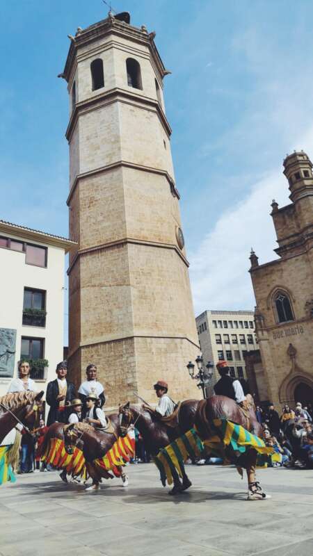 Gigantes, nanos y cabezudos llenan de tradición las calles de Castellón