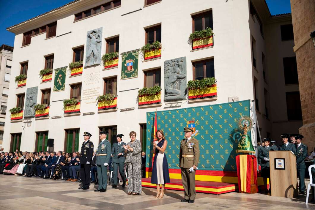 Un desfile militar recorre el centro de Castellón por el Día de la Hispanidad