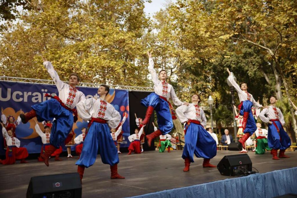 El parque Ribalta celebra UcraïnaFest con música, danza y gastronomía ucraniana
