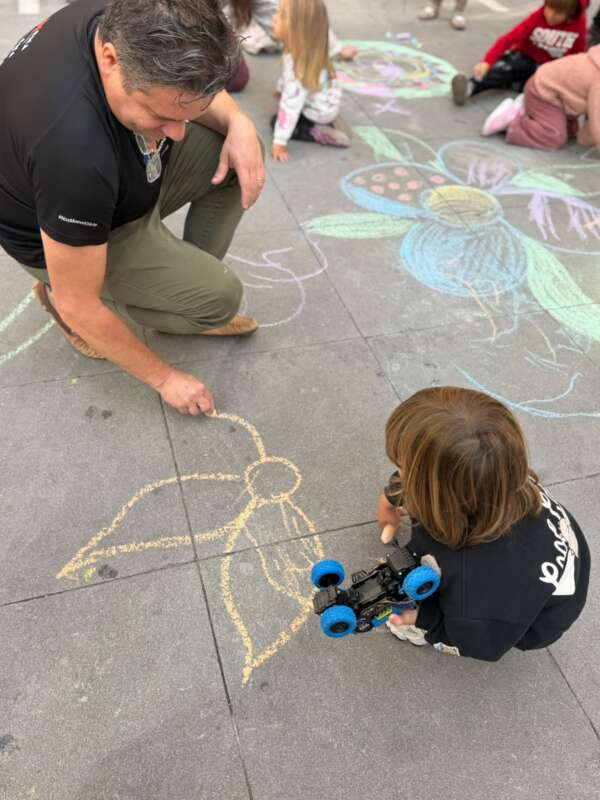 Més de 300 persones omplin de color la plaça de la Mercé de Burriana
