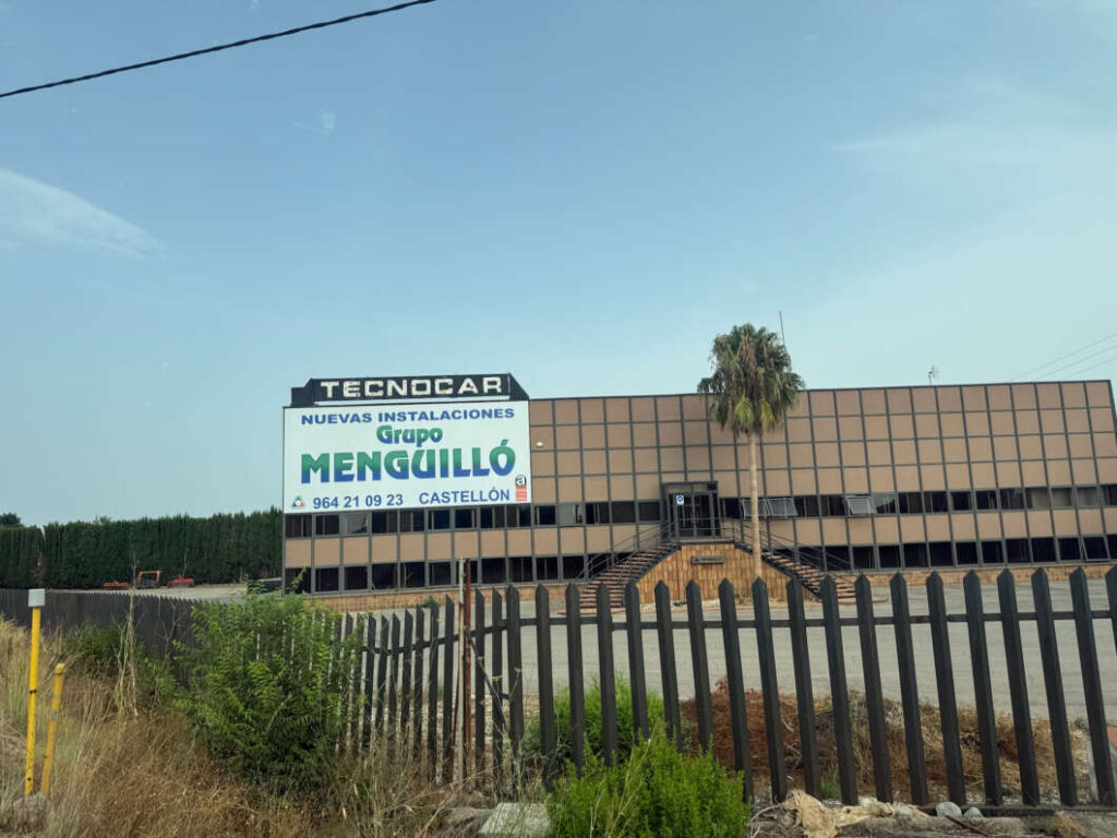 Empresa Menguillo junto a la carretera de Alcora