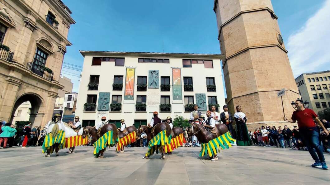 Gigantes, nanos y cabezudos llenan de tradición las calles de Castellón