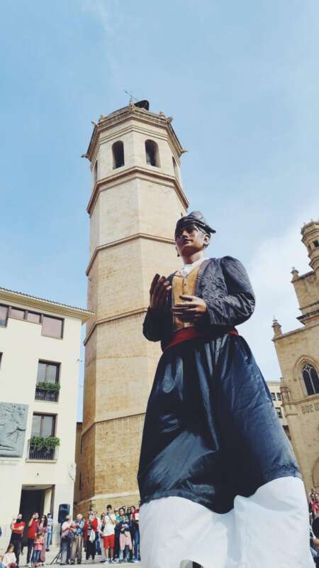 Gigantes, nanos y cabezudos llenan de tradición las calles de Castellón