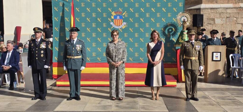 Un desfile militar recorre el centro de Castellón por el Día de la Hispanidad