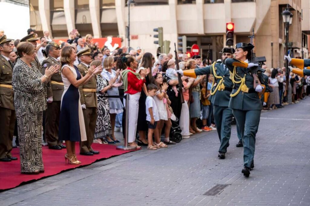 Un desfile militar recorre el centro de Castellón por el Día de la Hispanidad