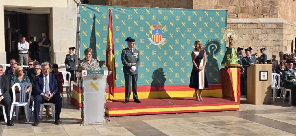 Un desfile militar recorre el centro de Castellón por el Día de la Hispanidad
