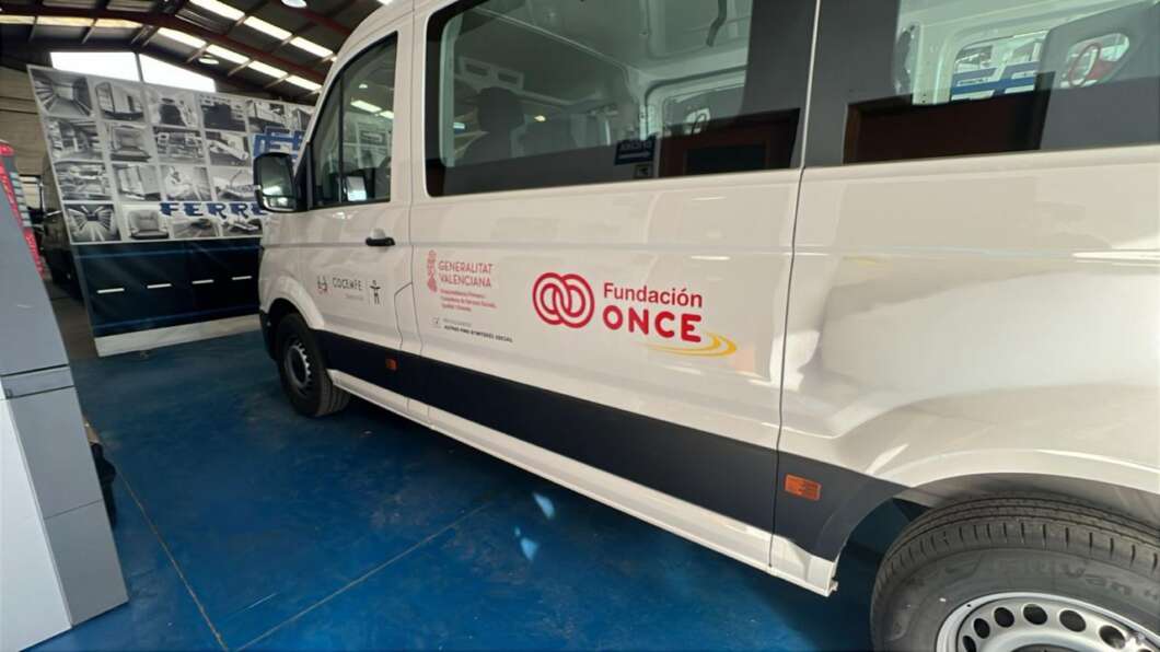 Cocemfe Castelló amplía su transporte adaptado con una nueva furgoneta