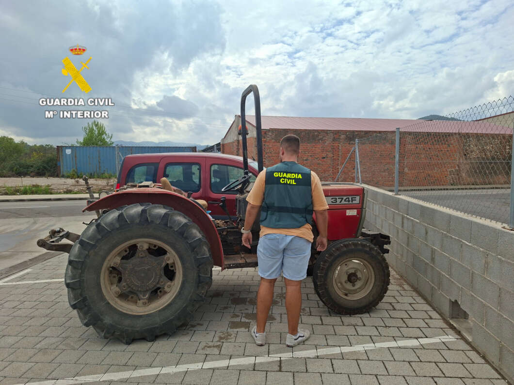 La Guardia Civil recuperó el vehículo agrícola y detuvo al propietario de la explotación donde estaba depositado por un presunto delito de apropiación indebida