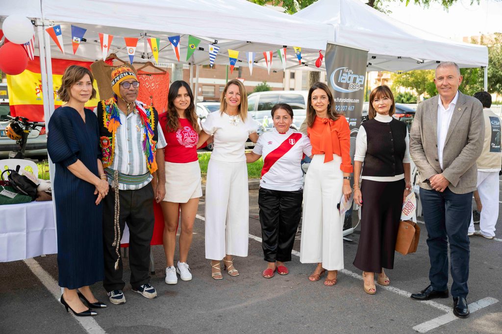 Castellón celebra el Día de la Hispanidad con un desfile multicultural de nueve países