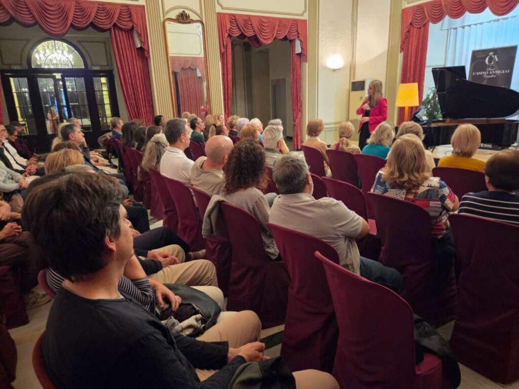 Isabel Dobarro llena en Castellón con 'Kaleidoscope'