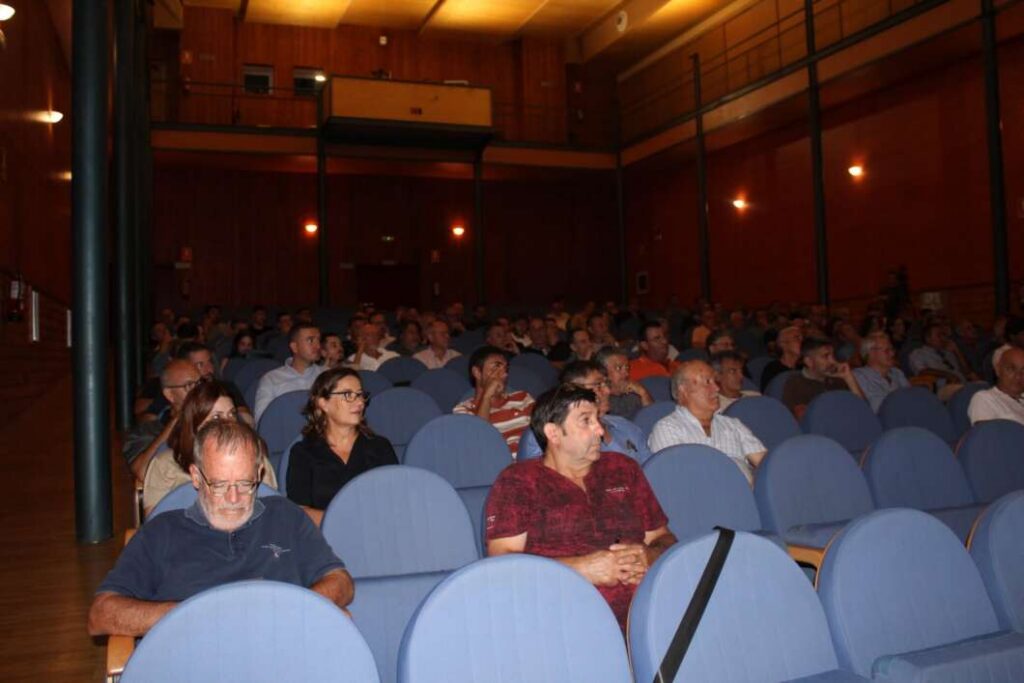 Las VI Jornadas Citrícolas de La Plana reunirán a más de 350 inscritos los días 15 y 16 de octubre en el Auditorio de Betxí para analizar los principales retos del sector citrícola valenciano. Organizado por La Unió Llauradora i Ramadera, el encuentro congregará a agricultores, investigadores, técnicos y empresas especializadas para abordar cuestiones como las plagas emergentes, la mejora genética, las nuevas variedades y la rentabilidad de las explotaciones.
El encuentro se celebra los días 15 y 16 de octubre con ponencias sobre nuevas plagas, variedades de cítricos, control biológico y técnicas para mejorar la producción.
La cita contará con un programa de ponencias técnicas centradas en la sanidad vegetal, el control biológico y la adaptación de los cultivos a las nuevas condiciones climáticas. La organización destaca que la elevada participación refleja el interés del sector por conocer los avances científicos y las herramientas disponibles para hacer frente a los problemas que afectan a los cítricos.
Las plagas y las nuevas variedades centran el programa
La primera jornada, el jueves 15 de octubre, comenzará a las 10.30 horas con la inauguración institucional. Las sesiones abordarán el virus de la clorosis nervial amarilla, los avances en poda vertical, la prevención y el control biológico de plagas, así como la alternancia de cosechas, un fenómeno que condiciona la regularidad de la producción.
Por la tarde, el protagonismo recaerá en las nuevas variedades de cítricos y las técnicas de manejo agronómico. El programa incluye la presentación de cinco variedades: MINA, SANDO, Clementina XLO, OLÉ y HAVVA, con contenidos sobre su adaptación a las condiciones climáticas, el manejo de los árboles, el calendario de comercialización y las posibilidades productivas.
El HLB y la innovación genética, entre los retos de futuro
La segunda jornada, prevista para el viernes 16 de octubre a partir de las 10.00 horas, se centrará en los desafíos fitosanitarios y tecnológicos de la citricultura.
Uno de los asuntos destacados será el control biológico clásico frente a nuevas plagas, con especial atención a los insectos vectores asociados al HLB, una de las principales amenazas fitosanitarias para los cítricos. La ponencia correrá a cargo de Alberto Urbaneja, investigador del Instituto Valenciano de Investigaciones Agrarias (IVIA).
También se analizarán las posibles aplicaciones de las nuevas técnicas genómicas (NGT) en la mejora genética de los cítricos, en una sesión en la que participarán Gonzaga Ruiz de Gauna, de Biovegen, y Berta Alquézar, del Instituto de Biología Molecular y Celular de Plantas (IBMCP).
Nutrición, suelo y control de plagas
El programa incluirá además propuestas para mejorar la productividad y la resistencia de los cultivos mediante técnicas relacionadas con la fertirrigación, el uso de microorganismos, la regeneración del suelo, la nutrición vegetal y la bioestimulación. Asimismo, se presentarán estrategias para favorecer el cuajado de los frutos y ayudar a los árboles a afrontar situaciones adversas.
Las ponencias también tratarán el control de plagas como la mosca blanca, los trips, el pulgón, el piojo rojo de California y la mosca de la fruta, además de soluciones para el control de gramíneas y el uso de productos cúpricos en agricultura.
Betxí refuerza su vínculo con la citricultura
La alcaldesa de Betxí, Carla Nebot, ha destacado la importancia de acoger este encuentro para respaldar a los agricultores y facilitarles herramientas útiles para su actividad diaria. Según ha señalado, la citricultura forma parte de la identidad del municipio y resulta fundamental para su economía y el empleo.
Nebot también ha subrayado que las jornadas permiten acercar la investigación al campo y compartir soluciones ante las dificultades que afronta el sector.
Con esta sexta edición, Betxí se consolida como punto de encuentro para los profesionales de la citricultura valenciana, con una programación que combina formación, investigación e intercambio de experiencias sobre el futuro de las explotaciones.